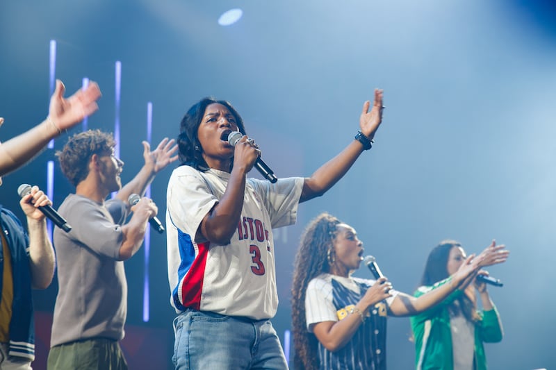 O convidado especial The King Will Come, um coletivo de artistas premiado pela Billboard, apresenta-se na Conferência de Adultos Jovens Solteiros da Área de Utah de 2026 no Salt Palace Convention Center em Salt Lake City, Utah, na sexta-feira, 14 de agosto de 2026.