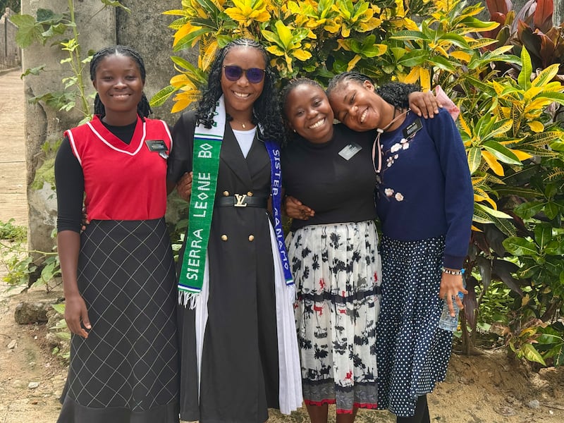 Quatro irmãs missionárias tiram uma foto juntas na Missão de Bo em Serra Leoa, em 26 de maio de 2026.