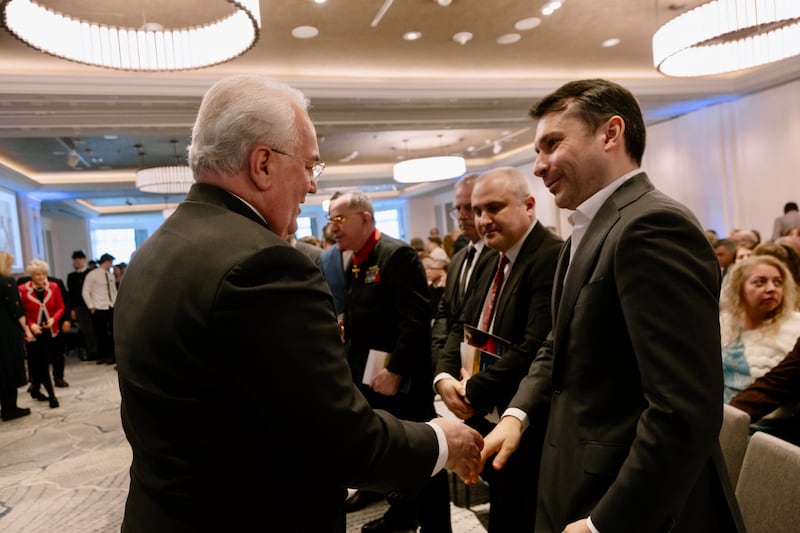 Elder Jack N. Gerard, um Setenta Autoridade Geral e primeiro conselheiro da presidência da Área Europa Central da Igreja, cumprimenta Ciprian Olinici, secretário de estado de assuntos religiosos da Romênia, na conferência do Distrito de Bucareste na Romênia em 22 de fevereiro de 2026.