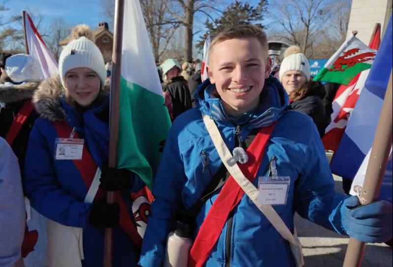Dane Cotton, de Kansas City, Missouri, é um dos portadores da bandeira durante a comemoração do êxodo de Nauvoo, Illinois, no sábado, 7 de fevereiro de 2026.