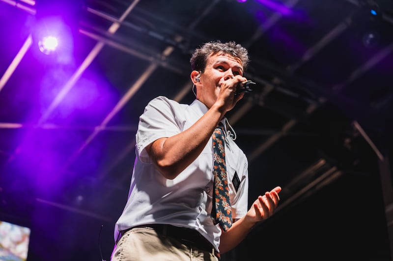 Élder Blake Walker canta no palco no Festival de Música Juventud de Las Vegas na UNLV no sábado, 17 de outubro de 2026.