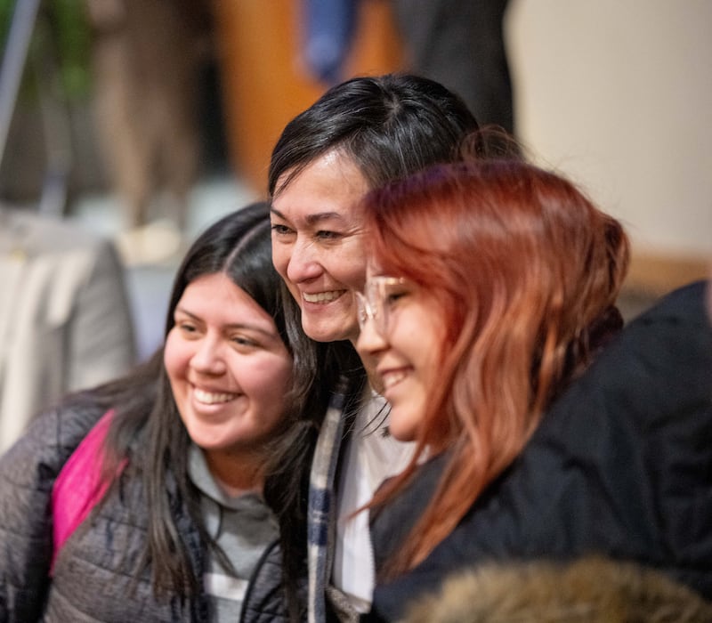 A irmã Kristin M. Yee, segunda conselheira na presidência geral da Sociedade de Socorro, cumprimenta estudantes e professores em um devocional na Universidade Brigham Young-Idaho, em Rexburg, Idaho, na terça-feira, 28 de janeiro de 2025.