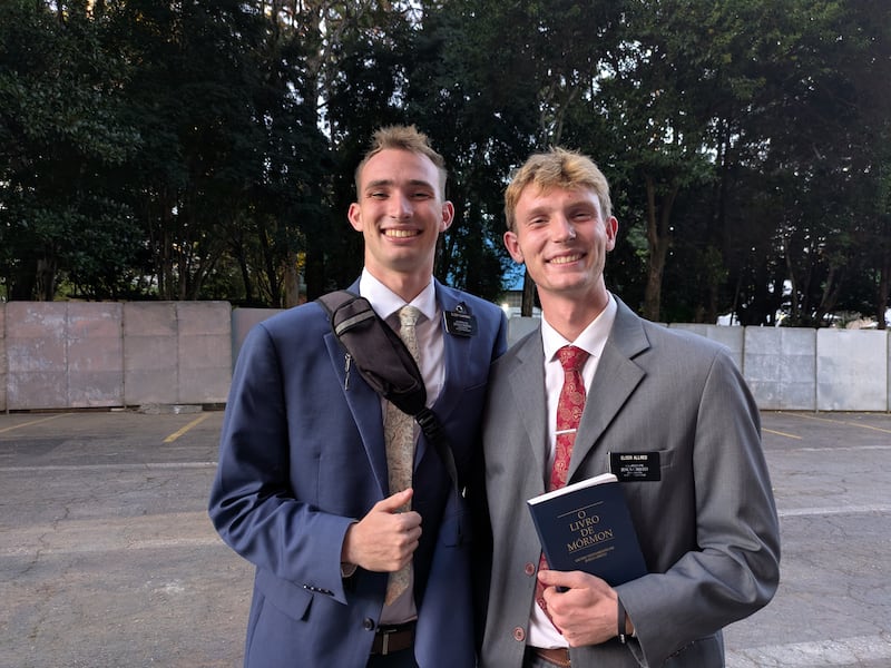 Dois missionários sorriem para uma foto após a apresentação do The Tabernacle Choir and Orchestra at Temple Square no Ginásio do Ibirapuera como parte da turnê "Songs of Hope" em São Paulo, Brasil, domingo, 1 de março de 2026.