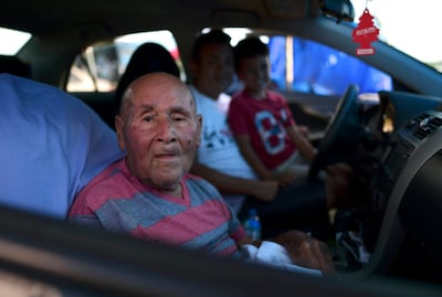 Em uma foto da sexta-feira, dia 10 de janeiro, Angel Luis Pacheco, de 83 anos, se senta com sua família dentro de um carro estacionado em uma fazenda de feno, onde residentes do bairro Índios de Guayanilla, Porto Rico, fizeram um abrigo após os últimos terremotos e em meio aos tremores secundários em Guayanilla, Porto Rico. Um terremoto de magnitude 6,4, que derrubou e danificou centenas de casas no sudoeste de Porto Rico, está causando preocupações sobre onde as famílias desabrigadas irão mora…