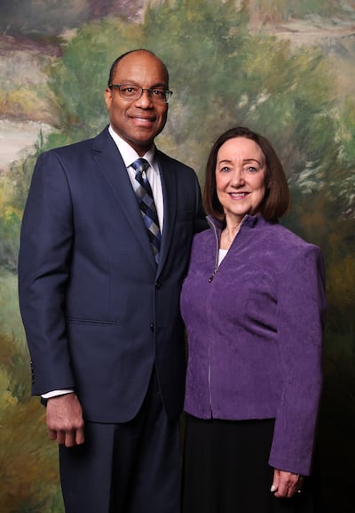 Élder Ahmad S. Corbitt, Setenta Autoridade Geral, e sua esposa, a irmã Jayne Corbitt, posam para fotos no Edifício de Escritórios da Igreja em Salt Lake City na segunda-feira, 3 de abril de 2023.