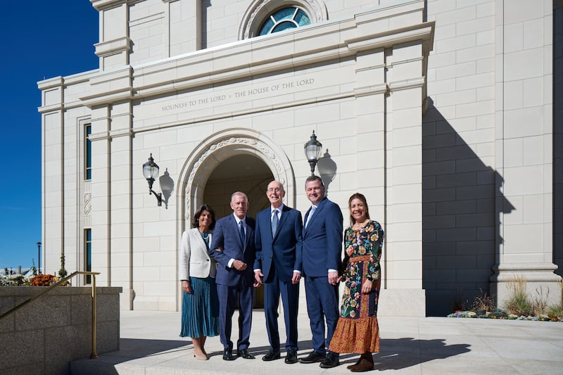 O Presidente Henry B. Eyring fica em pé diante do Templo de Montpelier Idaho entre os Setenta Autoridade Geral Élder Steven R. Bangerter, à esquerda, e Élder Ricardo P. Giménez, à direita, e suas esposas, Irmã Susan A. Bangerter e Irmã Catherine Giménez, respectivamente.
