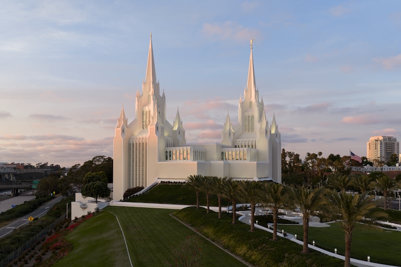 O Templo da Califórnia de San Diego ao anoitecer.