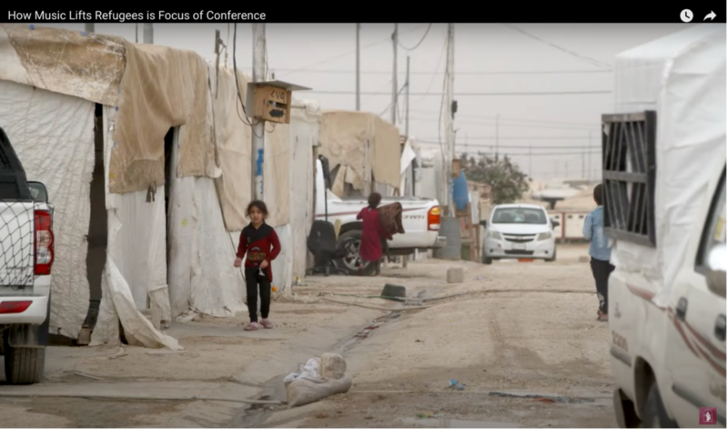 Imagem do vídeo recentemente lançado, “Music Lifts Refugees”.