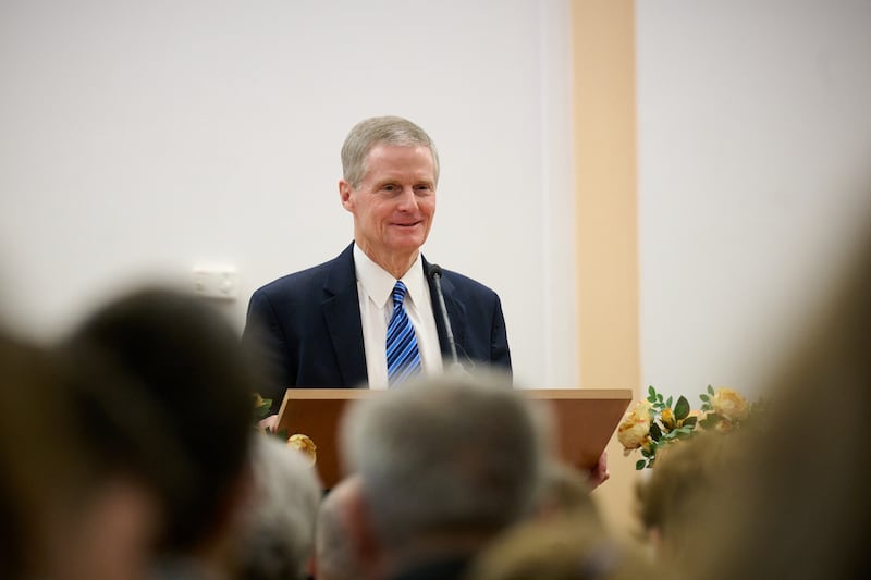 Élder David A. Bednar, do Quórum dos Doze Apóstolos, discursa em um devocional realizado em Bucareste, Romênia, no domingo, 16 de outubro de 2022.
