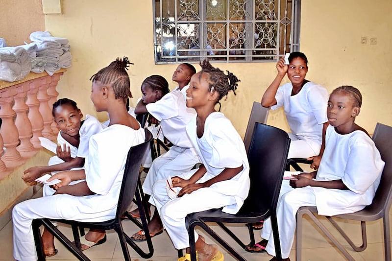Jovens vestidos de branco esperam pela sua vez de serem batizados em Bamaco, Mali, no sábado, 18 de abril de 2026.