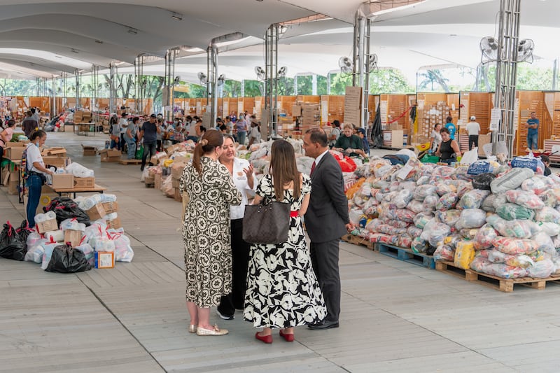 Voluntários ajudam a preparar 1.000 kits de alimentos para distribuição em várias áreas afetadas por um terremoto em Cali, Colômbia, em agosto de 2026.