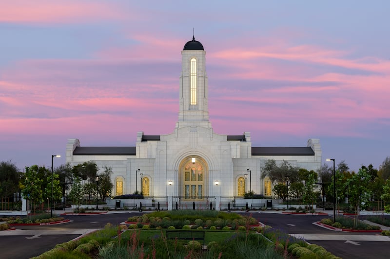 O Templo da Califórnia em Modesto ao anoitecer.