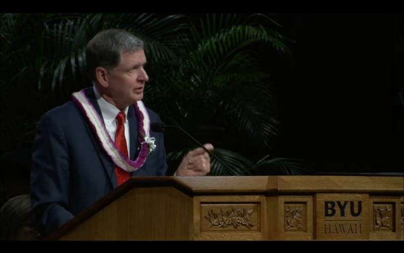 Elder James R. Rasband, um Setenta Autoridade Geral, fala durante o devocional da BYU–Hawaii em Laie, Havaí, na terça-feira, 2 de junho de 2026.
