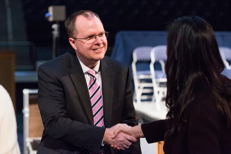 O irmão Brian K. Ashton, segundo conselheiro na presidência geral da Escola Dominical, fala em um devocional do campus da BYU no dia 5 de dezembro de 2017.