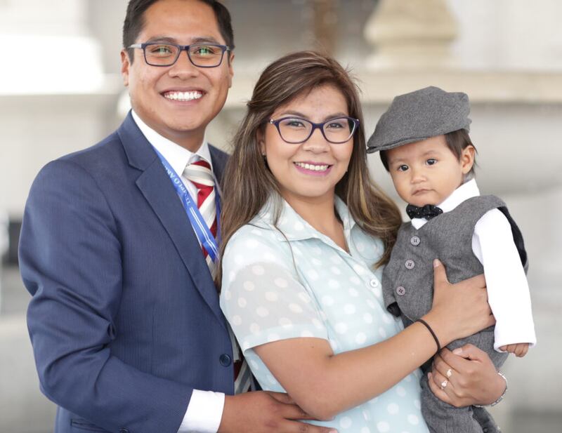 Uma jovem família aproveita o tempo juntos durante a dedicação do Templo de Arequipa Peru do dia 15 de dezembro, 2019.