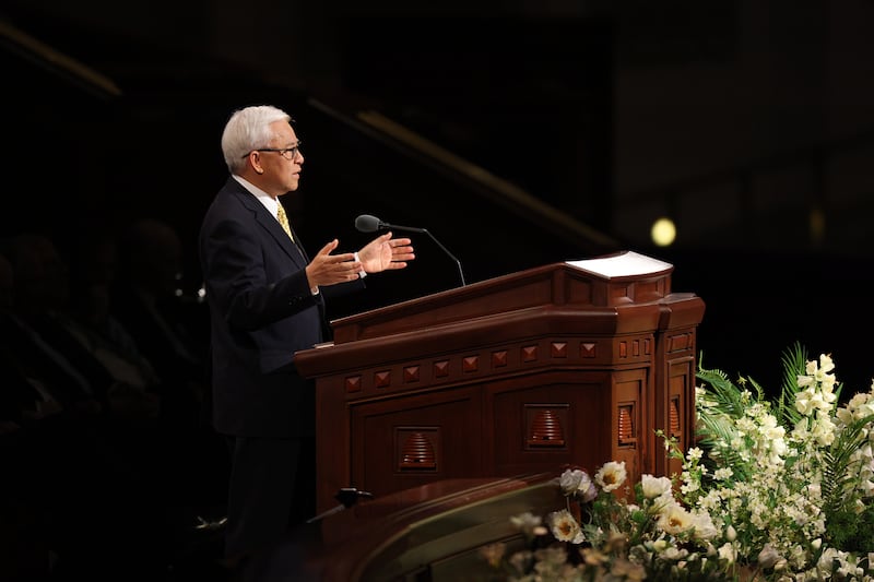 Elder Chi Hong (Sam) Wong, Setenta Autoridade Geral, fala durante a sessão da tarde de domingo da 196ª Conferência Geral Anual de A Igreja de Jesus Cristo dos Santos dos Últimos Dias no Centro de Conferências em Salt Lake City em 5 de abril de 2026.