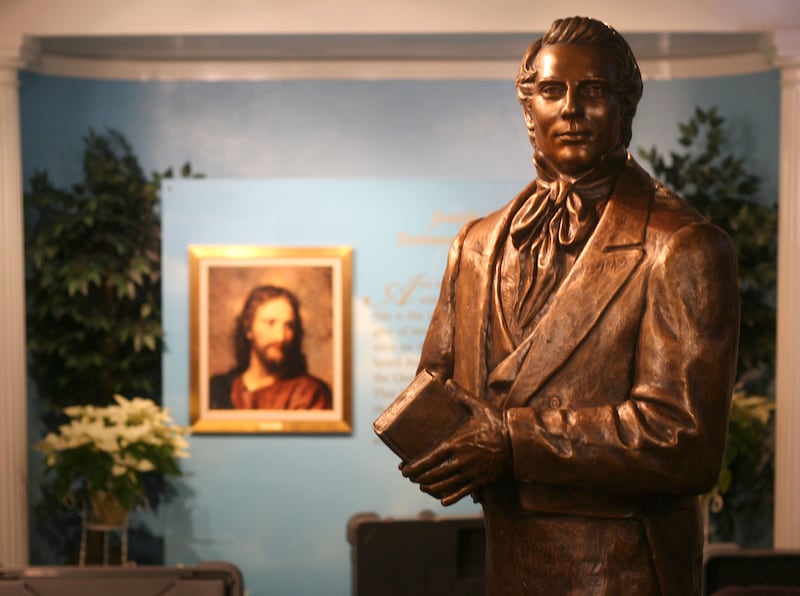Uma estátua de bronze de Joseph Smith no centro de visitantes do local de seu nascimento em Sharon, Vermont, é fotografada na quinta-feira, 22 de dezembro de 2005.