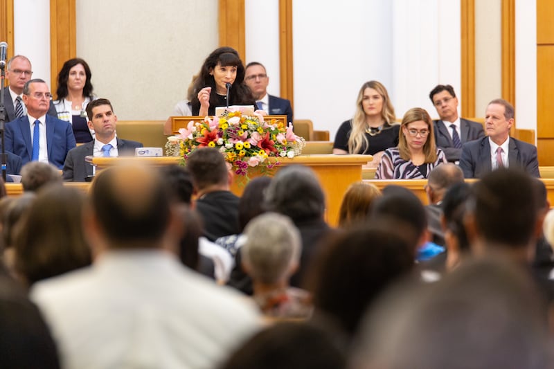 A irmã Kathy Andersen, esposa de Élder Neil L. Andersen, discursa durante uma reunião com as missões Brasil Recife Norte e Brasil Recife Sul no sábado, 4 de março de 2023, em Recife, Brasil.