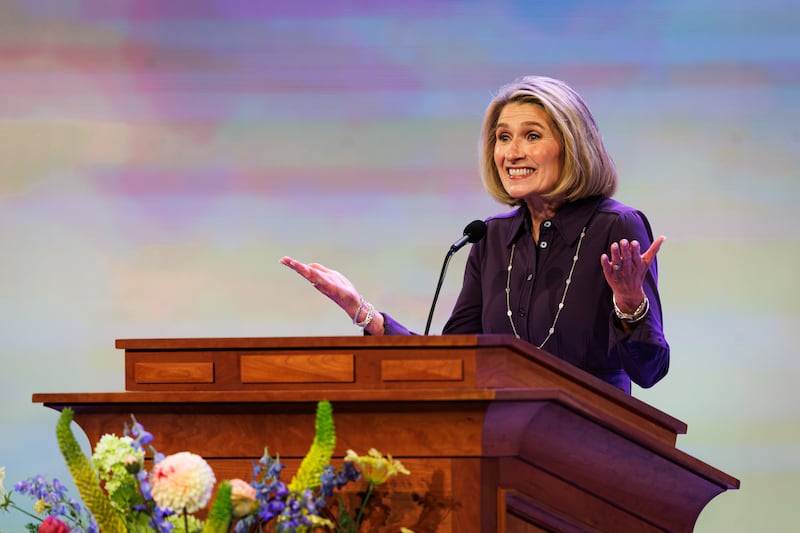 A Presidente Camille N. Johnson, presidente geral da Sociedade de Socorro, fala durante sua palestra principal como parte da Conferência das Mulheres da BYU realizada no Marriott Center em Provo, Utah, na quinta-feira, 30 de abril de 2026.