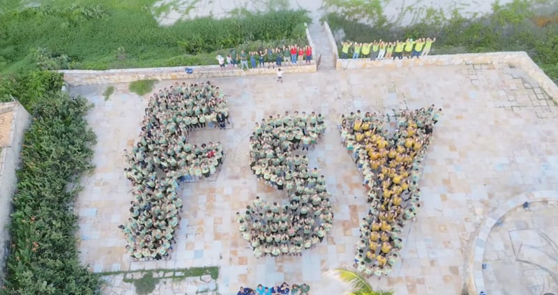Jovens, conselheiros e líderes formam as letras FSY em um congresso For the Strength of Youth em Fortaleza, Brasil, em 17 de fevereiro de 2026.