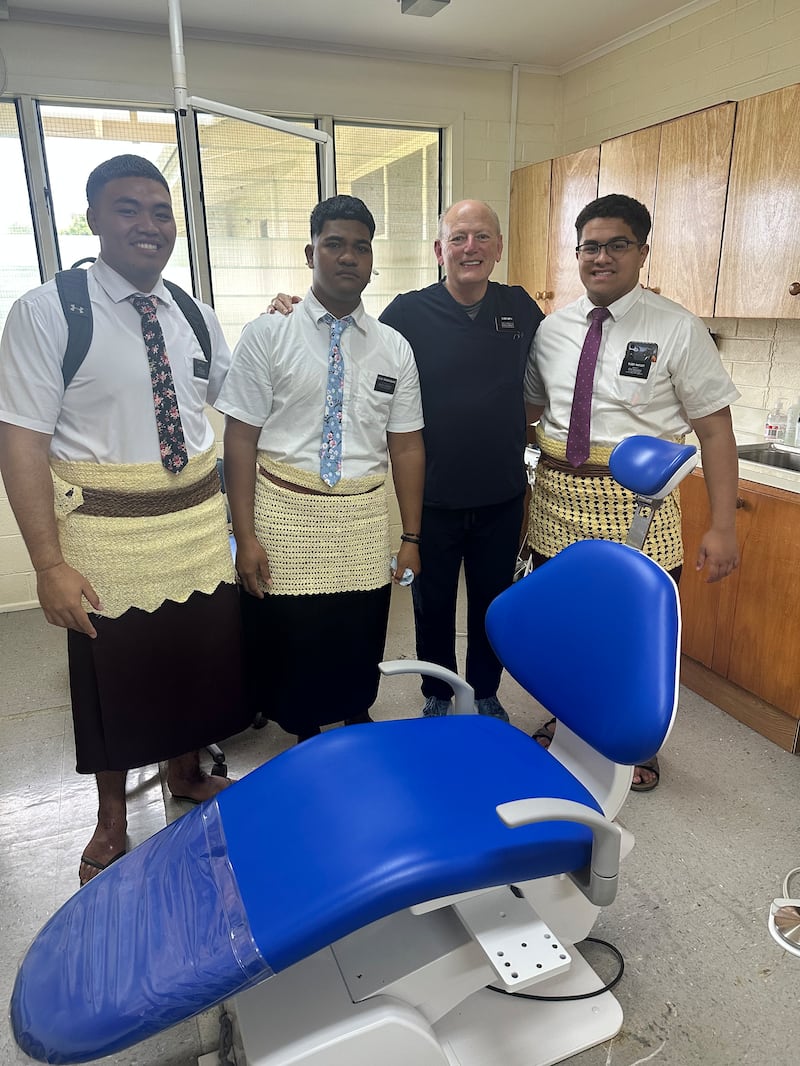 Elder Brad Smith, segundo da direita, sorri para uma foto com missionários de tempo integral na clínica odontológica de Liahona em Nuku’alofa, Tonga, junho de 2024.