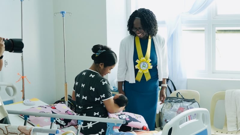 A Presidente Rosemary K. Chibota visita mães e recém-nascidos no Hospital Geral de Naga City em Naga, Filipinas, em 14 de setembro de 2026.