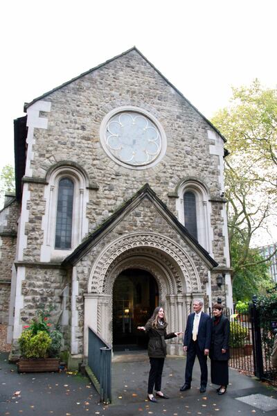 Whitney Peterson, uma estrategista de conteúdo para o FamilySearch especialista nas Ilhas Britânicas, dá contexto histórico da St. Pancras Old Church ao élder David A. Bednar, e sua esposa, irmã Susan Bednar, no dia 25 de outubro, 2019, em Londres.