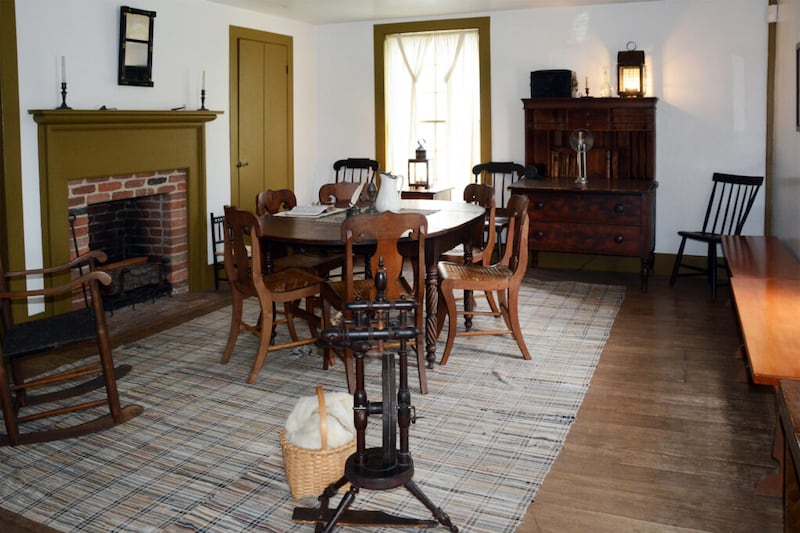 A sala de tradução, ou revelação, na loja Whitney é presumivelmente onde Joseph Smith recebeu Doutrina e Convênios 87 no dia de Natal. The translation or revelation room in the Whitney store is presumably where Joseph Smith received Doctrine and Covenants Section 87 on Christmas Day.