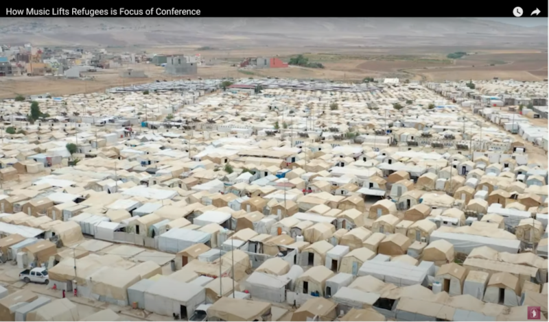 Imagem do vídeo recentemente lançado, “Music Lifts Refugees”.