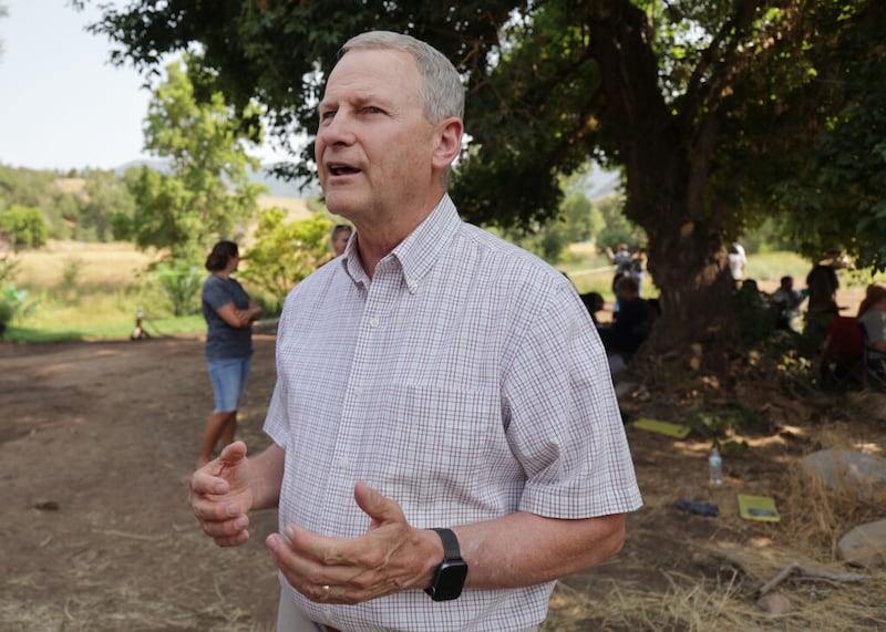 Élder LeGrand R. Curtis Jr., Setenta Autoridade Geral, conversa com a mídia durante as filmagens da produção de A Igreja de Jesus Cristo dos Santos dos Últimos Dias da quarta temporada dos Vídeos do Livro de Mórmon perto de Springville, Utah, na segunda-feira, dia 26 de julho de 2021.