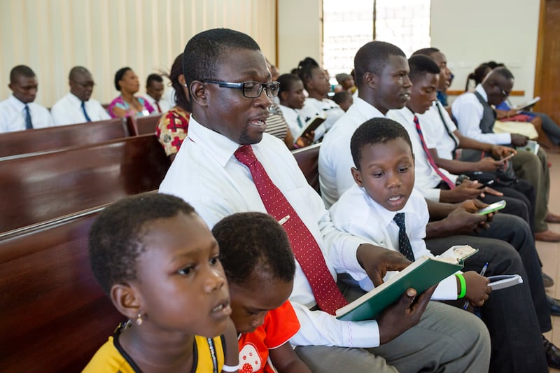 Membros da Igreja em Gana cantam com um hinário numa reunião de adoração. Líderes da Igreja anunciaram em junho de 2018 que formaram um comitê para sugerir grandes revisões ao “Hinos” e “Músicas para Crianças” pela primeira vez desde que foi publicado em 1985. Espera-se que o projeto leve vários anos para ser terminado.