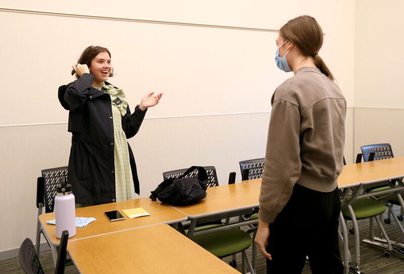 Síster Elizabeth Wheatley se emociona ao ver um de seus instrutores, a irmã McKenna Pouwer, pessoalmente pela primeira vez, após interagirem anteriormente em aulas online, no Centro de Treinamento Missionário de Provo, em Provo, na quarta-feira, dia 18 de agosto de 2021.
