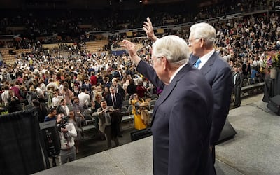 O Presidente M. Russell Ballard, presidente interino do Quórum dos Doze Apóstolos de A Igreja de Jesus Cristo dos Santos dos Últimos Dias, e o Élder D. Todd Christofferson, do Quórum dos Doze Apóstolos, acenam para a congregação após um devocional em Worcester, Massachusetts, no domingo, 20 de outubro de 2019.