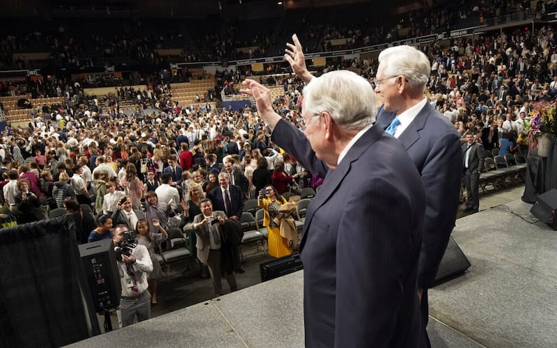 O Presidente M. Russell Ballard, presidente interino do Quórum dos Doze Apóstolos de A Igreja de Jesus Cristo dos Santos dos Últimos Dias, e o Élder D. Todd Christofferson, do Quórum dos Doze Apóstolos, acenam para a congregação após um devocional em Worcester, Massachusetts, no domingo, 20 de outubro de 2019.
