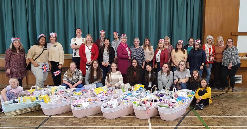Membros da Estaca Northampton Inglaterra, e seus vizinhos, mostram Cestos Moisés com doações de roupas de bebê e artigos de higiene, para dar às novas mães em Dorset, Inglaterra, no dia 8 de maio de 2023. O projeto do ServirAgora fez parte de muitos esforços em todo o país para o Big Help Out, após coroação do Rei Charles. 