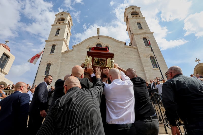Os enlutados carregam o caixão do Dr. Mohammad al-Qsous, que foi morto no ataque a tiros de sexta-feira contra uma igreja em Hamoud, na província de Karak da Jordânia, durante seu serviço fúnebre na Igreja da Apresentação do Senhor no Templo em Amã, Jordânia, segunda-feira, 26 de outubro de 2026.