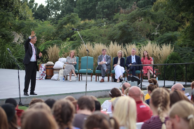 Presidente Steven J. Lund, presidente geral dos Rapazes conta uma história para jovens e seus líderes reunidos em Nauvoo, Illinois, em 24 de setembro de 2022. Membros de 17 estacas em Illinois, Iowa e Missouri assistiram ao evento, tanto presencial quanto virtualmente.