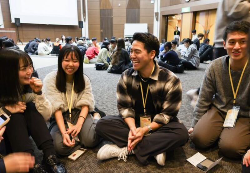 Os participantes na 2ª sessão da conferência Kanagawa YSA foram divididos em pequenos grupos de acordo com seus interesses para atividades no Shonan Village Center na cidade de Hayama, Prefeitura de Kanagawa, Japão, de 22 a 24 de novembro de 2025.