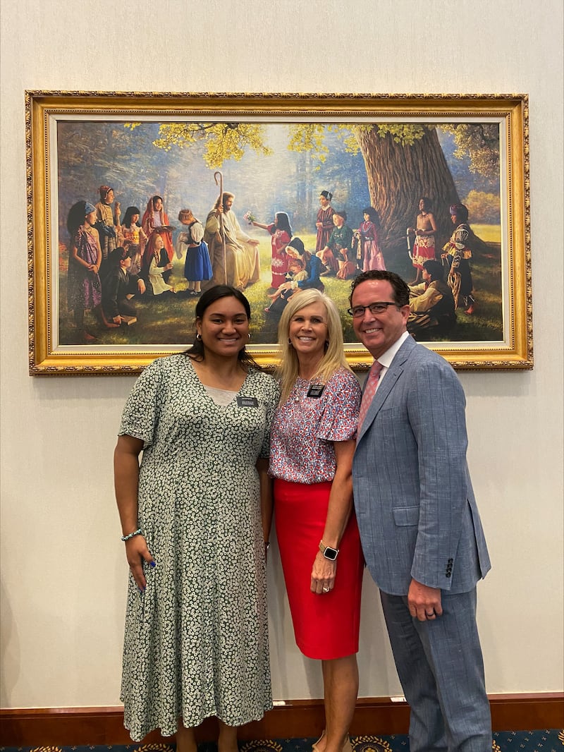 Síster Sela Kata, à esquerda, com a síster Heather Clarke, ao centro, e o presidente Todd R. Clarke, presidente da Missão Washington D.C. Norte, à direita, em 5 de julho de 2023.
