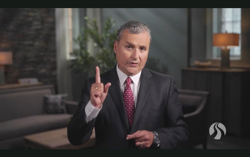 Élder Pedro X. Larreal, um Setenta Autoridade Geral, fala durante uma transmissão do devocional BYU–Pathway Worldwide na sexta-feira, 2 de outubro de 2026.