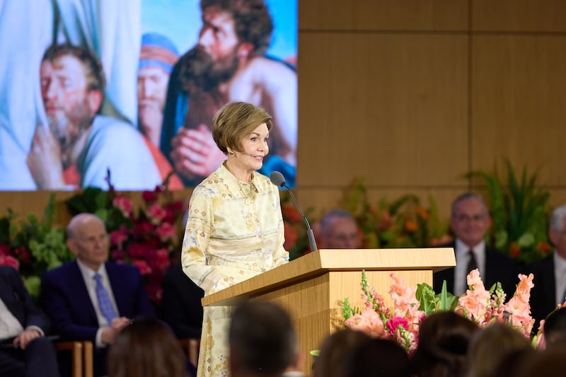 A irmã Kristen Oaks, esposa do presidente da Igreja Dallin H. Oaks, compartilha seu testemunho na sessão de sábado, 20 de junho de 2026, do Seminário para Novos Líderes de Missão no Centro de Treinamento Missionário de Provo, em Provo, Utah.