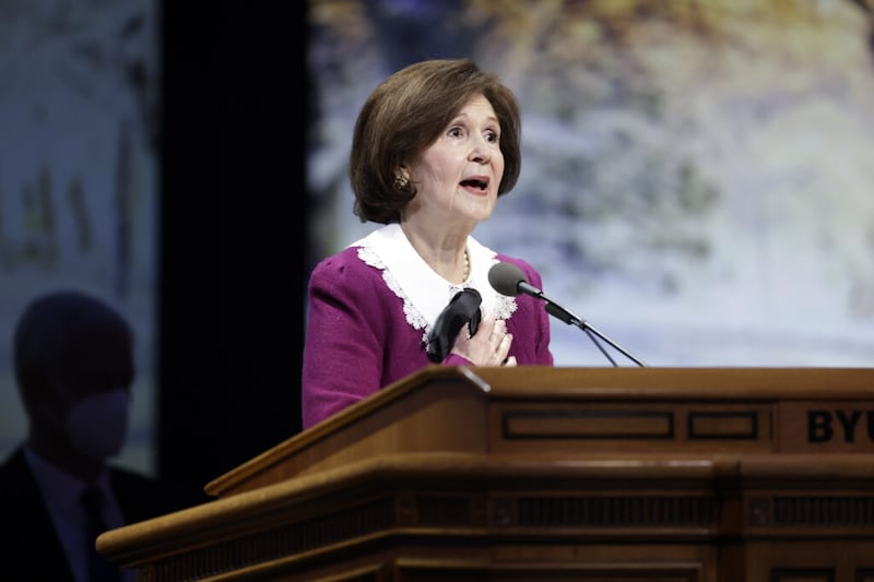 A irmã Patricia Holland, esposa de Élder Jeffrey R. Holland, do Quórum dos Doze Apóstolos, discursa para estudantes da BYU no Marriott Center em Provo na terça-feira, dia 18 de janeiro de 2022.