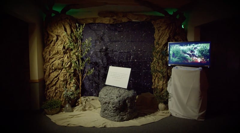 A sala de um centro de reuniões em Herriman, Utah, é transformada para retratar a cena do Getsêmani da vida de Jesus Cristo, em 9-10 de abril de 2025.