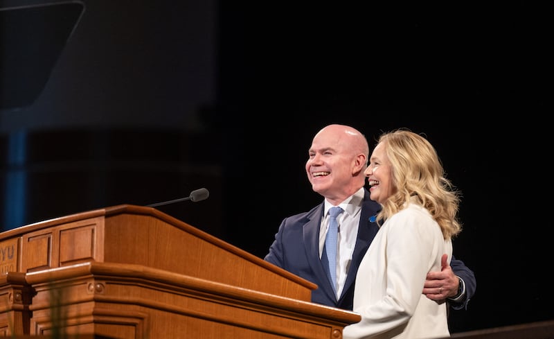 O Presidente da Brigham Young University–Idaho, Alvin F. Meredith III, e sua esposa, Sister Jennifer Meredith, falam em um devocional no campus na terça-feira, 21 de abril de 2026, em Rexburg, Idaho.