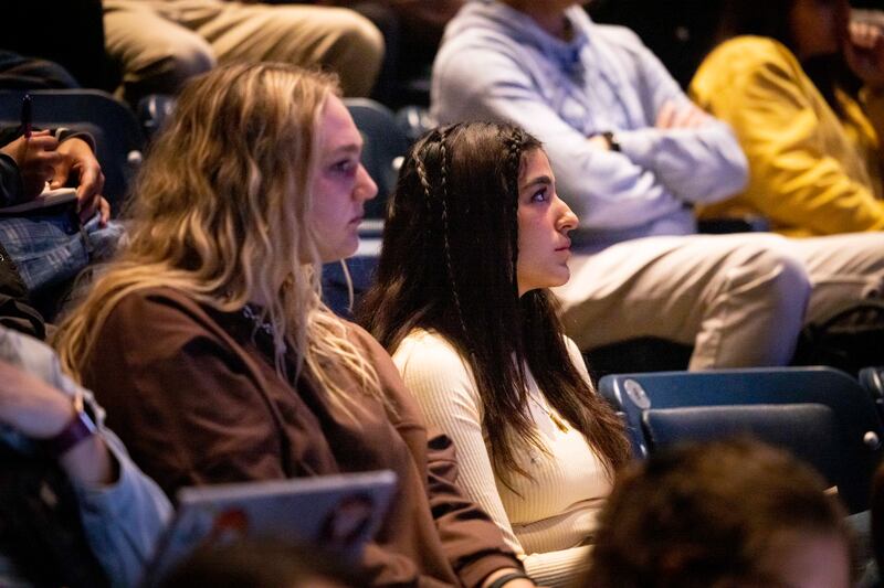 Alunos ouvem o discurso de Élder Paul V. Johnson, da Presidência dos Setenta, durante um devocional no campus da BYU em 14 de março de 2023.