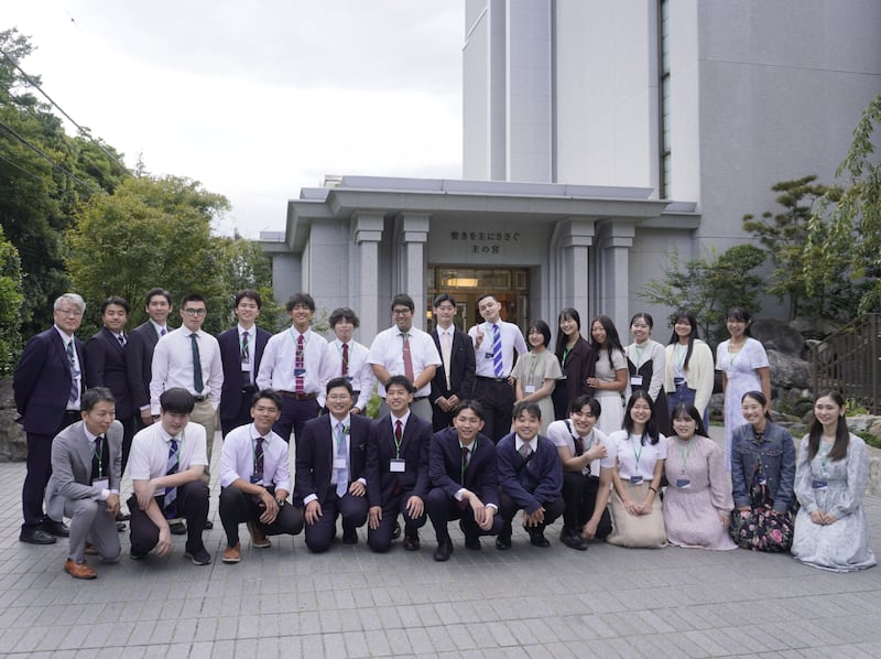Participantes do Returned Missionary Workshop posam em frente ao anexo do Templo de Tóquio Japão em Hiroo, Tóquio, em 18 de outubro de 2025.