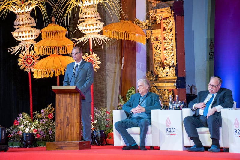 Élder Gary E. Stevenson, do Quórum dos Doze Apóstolos de A Igreja de Jesus Cristo dos Santos dos Últimos Dias, discursa durante o Fórum de Religião do G20, no dia 3 de novembro em Bali, Indonésia.