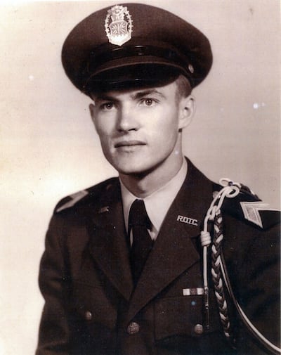 Élder Joe J. Christensen serviu na Força Aérea dos EUA durante a Guerra da Coreia, de julho de 1953 a julho de 1955.