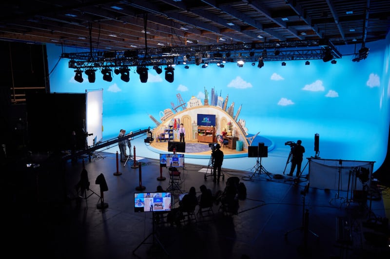 Segmentos do evento De Amigo para Amigo são filmados no Motion Pictures Studio em Provo, Utah, em 14 de dezembro de 2021. De Amigo para Amigo será transmitido em 19 de fevereiro de 2022.