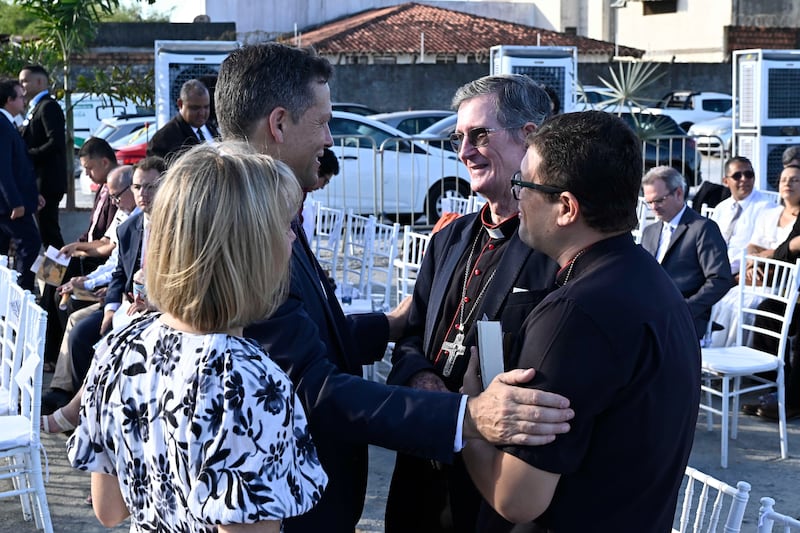 Élder B. Corey Cuvelier da presidência da Área do Brasil e sua esposa, Irmã Wendi Cuvelier, cumprimentam convidados na cerimônia de lançamento da pedra fundamental do Templo Maceió Brasil.